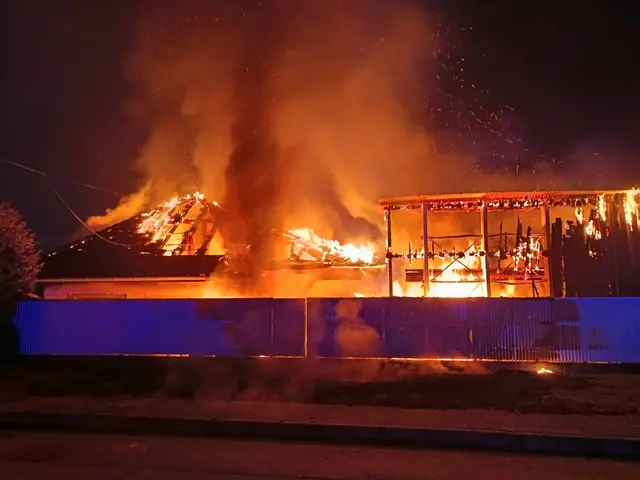 Die Hobelhalle brannte komplett ab, bei der Sägehalle konnte man das verhindern. | Foto: Feuerwehr Oberdorf