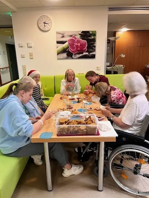 Gemeinsam wurden die Lebkuchen kreativ verziert. | Foto: PBZ Gutenstein