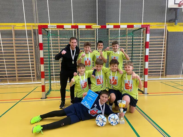 Das Team der SportMS Lauriacum freut sich über den zweiten Futsal-Bezirksmeistertitel in Folge. | Foto: MS Lauriacum 
