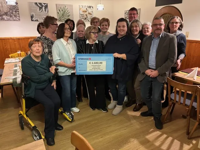 Scheckübergabe der Quilt-Runde an den Schwarzataler Social Club. | Foto: privat