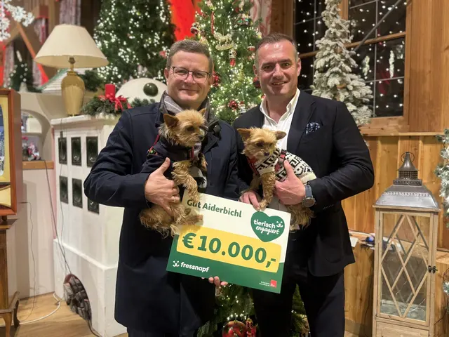 Bei der Überreichung des Spendenschecks in Henndorf. Fressnapf-Geschäftsführer Hermann Aigner (li.) mit Geschäftsführer Dieter Ehrengruber auf Gut Aiderbichl.

  | Foto: Gut Aiderbichl