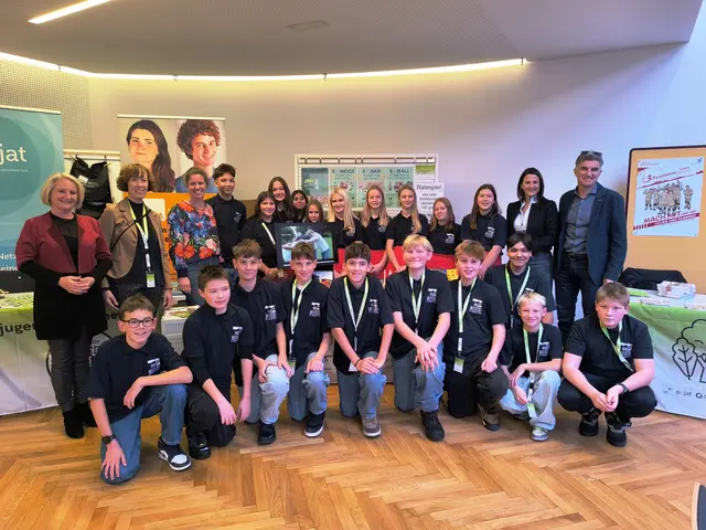Die 3B-Klasse bei der Jugendkonferenz im Kaisersaal mit Landesrätin Astrid Mair und LAbg. Claudia Hagsteiner  | Foto: MS 1 St. Johann