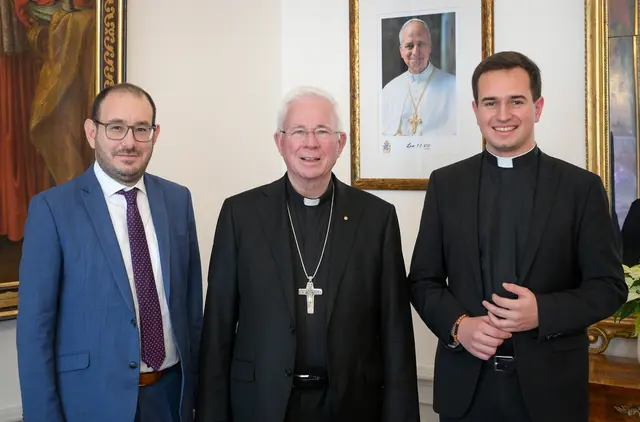 V. li: Martin Seidler, Erzbischof Franz Lackner, Johannes Lackner. | Foto: Erzdiözese Salzburg (eds)/Hiva Naghshi