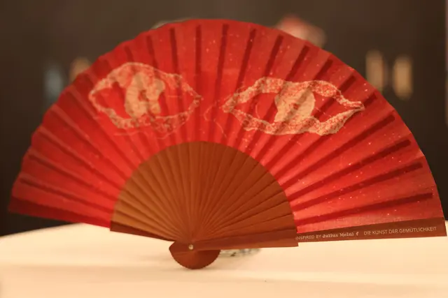 So sieht die Damenspende des Wiener Kaffeesiederballs 2026 aus: Ein Kunstfächer von Designerin Noushin Redjaian. | Foto: Katharina Schiffl