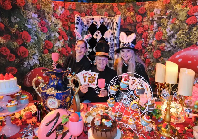 Ein besonderes Highlight ist die Verrückte Teeparty im Dumbapark – wo sich Besucher an einem reich gedeckten Tisch wie im Wunderland fühlen.  | Foto: Dumba Park 