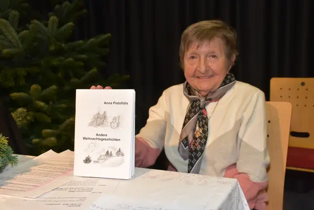 Anna Pistofidis aus Königswiesen mit ihrem neuen Buch "Andere Weihnachtsgeschichten". Lesung bei den Pabneukirchner Senioren. 