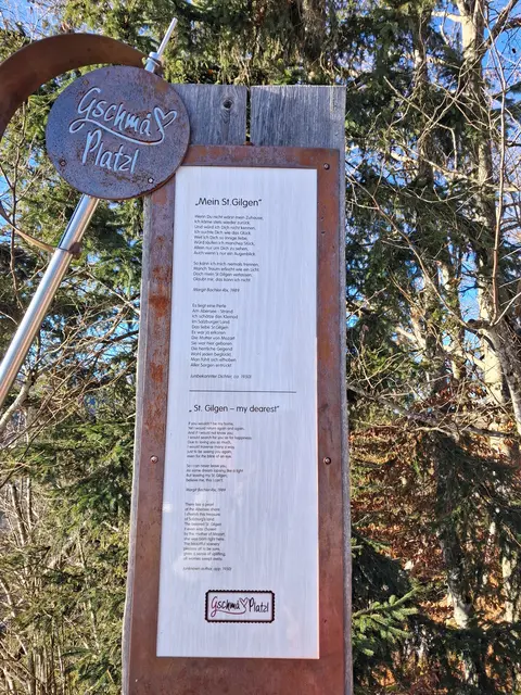  Text der Tafel
"Mein St. Gilgen"
Wenn du nicht wärst mein Zuhause, ich käme stets wieder zurück.
Und würd ich Dich nicht kennen, ich suchte dich wie das Glück.
Weil ich dich so innige liebe, würd laufen ich manches Stück.
Allein nur um dich zu sehen, auch wenn`s nur ein Augenblick.

So kann ich mich niemals trennen, manch Traum erlischt wie ein Licht.
Doch mein St. Gilgen verlassen, glaubt mir, das kann ich nicht.

Margit Bachler-Rix 1989
