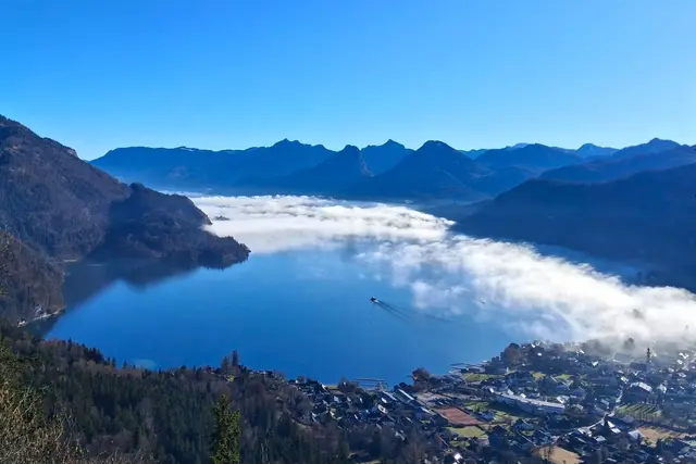 ...ein Schiff verlässt das fast nebelfreie St. Gilgen