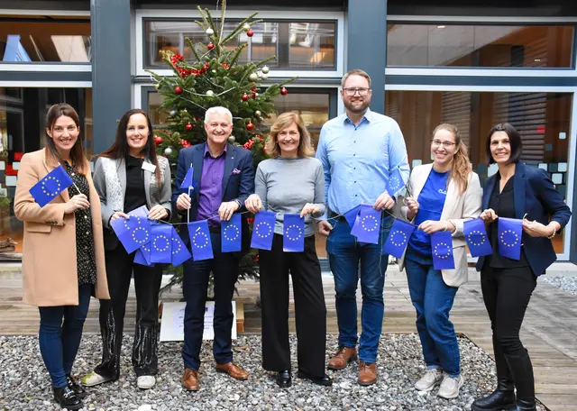 Sie begleiten den Jugendbotschafter-Austausch am 19.12.2025 in der HLW Spittal
v.l.n.r.
Professorinnen Elisabeth Sandrisser, Christine Hensel, Schuldirektor Adolf Lackner, MEP Elisabeth Dieringer, Europahaus Direktor Marc Germeshausen, Botschafter-Professorinnen Sabrina Lanner und Melanie Lang | Foto: (c) hlwspittal 2025, Ambros/Lackner