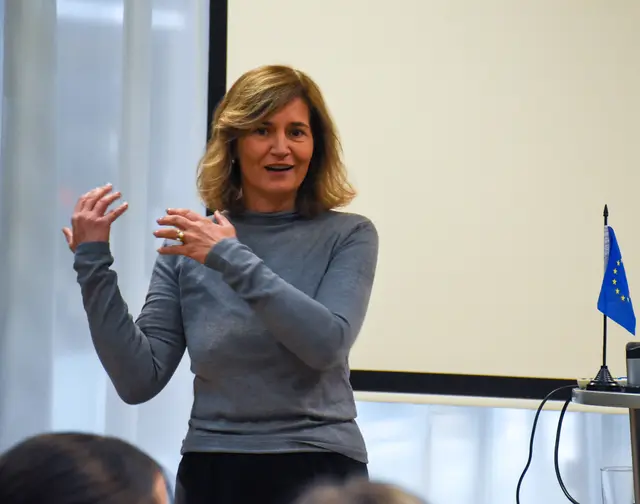 Bericht über die politische Arbeit in Brüssel und Strassburg, MEP Elisabeth Dieringer im Austausch mit den EU-Juniorbotschaftern der HLW Spittal | Foto: (c) hlwspittal 2025, Ambros/Lackner