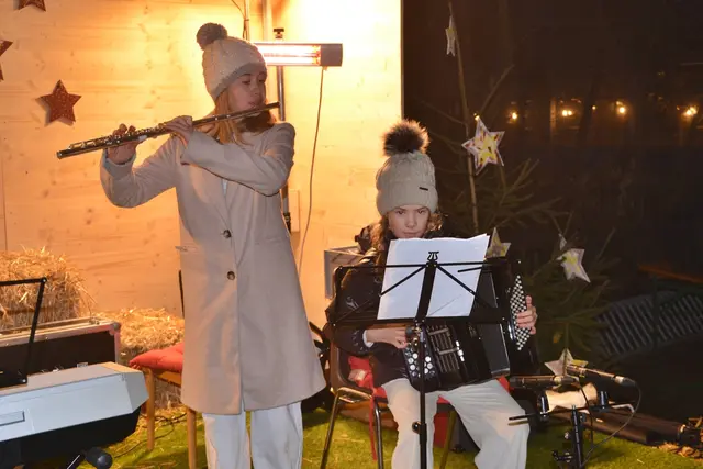Clarissa Zarfl (Querflöte) und Viktoria Zarfl (Akkordeon)