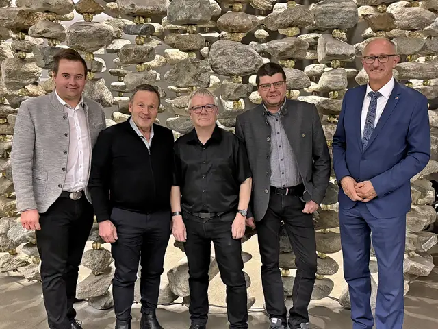 LA Dominik Traxl, Bgm. Hermann Huber, Oswald Pfeifer, Jürgen Walter und LH Anton Mattle. | Foto: Schönherr