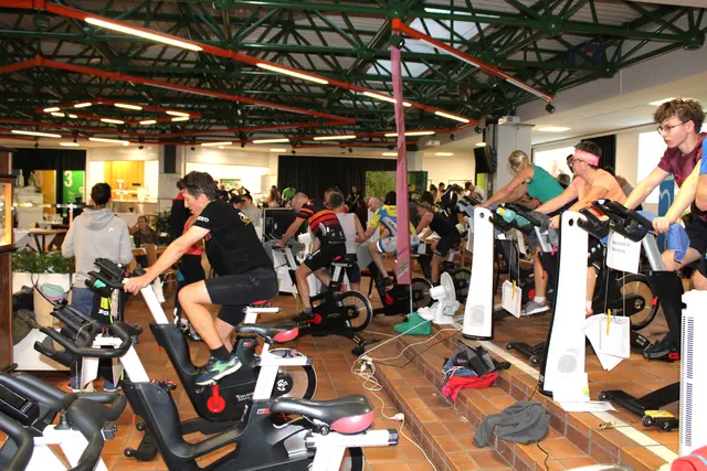 22 Teams – 13 externe und neun Schul-Teams – radelten in der Aula der Touismusschulen Bad Ischl für den guten Zweck. | Foto: TS-Bad Ischl