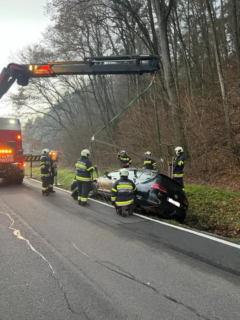Die Pkw-Lenkerin blieb mit ihrem Wagen nach einem Straßendurchlass im Böschungsgraben hängen. | Foto: FF Fresing-Kitzeck