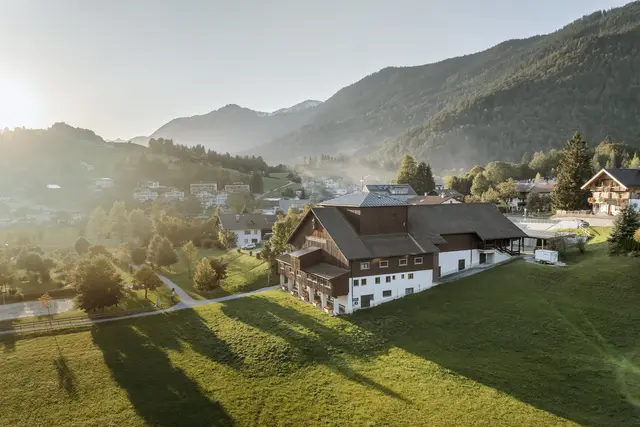 Wo Tradition lebendig bleibt: Das Passionsspielhaus als Wahrzeichen des Dorfes. | Foto: TVB Kufsteinerland / Alex Gretter