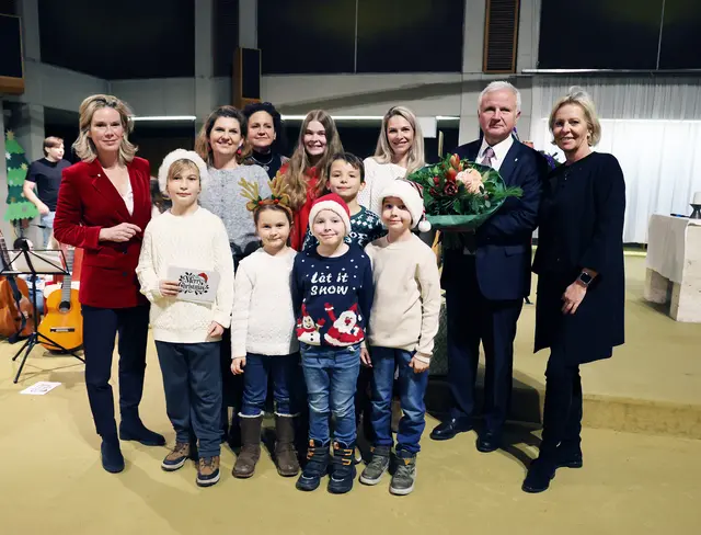 Maria Enzersdorfs Vizebürgermeisterin Michaela Haidvogel und Gießhübls Bürgermeister Johannes Seiringer (die Volksschule Altort wird auch von den Gießhübler Kindern besucht) besuchten die Weihnachtsfeier der Volksschule Altort mit Schulleiterin Nina Scheibenpflug an der Spitze und gratulierten zu den Darbietungen. | Foto: Marktgemeinde Maria Enzersdorf