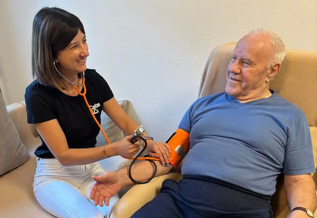 Michaela Meindl ist zusätzlich Hauskoordinatorin im Betreubaren Wohnen der Caritas im Mettmach. Zu Mieter Josef Wolkersdorfer kommt sie aber auch als Hauskrankenpflegerin. | Foto: Caritas OÖ