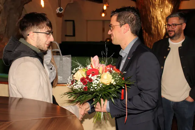 Lukas Kalcher gratuliert den neuen Betreibern. | Foto: Cescutti