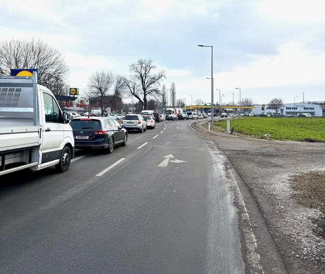 Die Puntigamer Straße ist schon jetzt eine überlastete Verkehrsroute. Ab April kommt noch eine Baustelle dazu.  | Foto: Scheuch