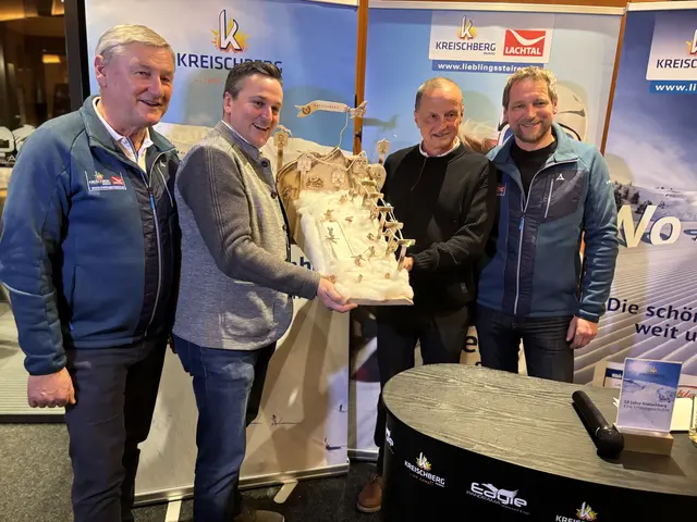Bgm. Patrick Weilharter (2. v. l.) überreichte Karl Fussi, Erich Moser und Reinhard Kargl eine Mini-Seilbahn. | Foto: MeinBezirk/Stefan Verderber