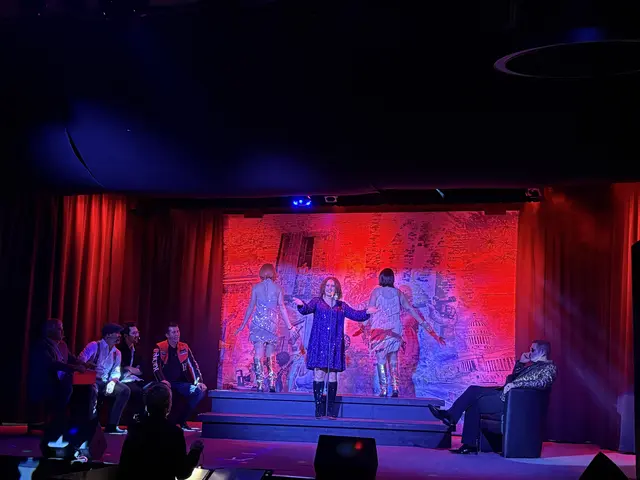 Deloris van Cartier zu Beginn bei einem Auftritt in einem Nachtclub. 