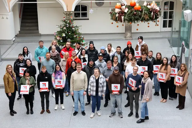 Im Brucker Rathaus wurden die Schlüssel für die neuen Wohnungen übergeben. | Foto: Stadt Bruck