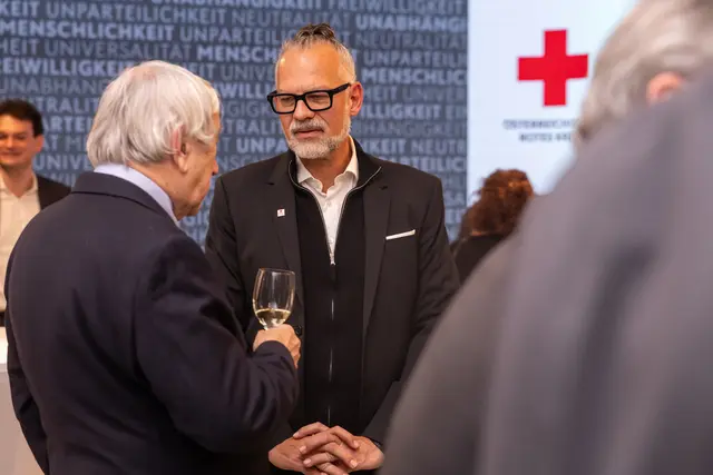 Verleihung von Rotkreuz-Auszeichnungen im Generalsek.retariat des Österreichischen Roten Kreuzes. Auszeichnungen erhielten: Reinhard Kraxner, Christian Krol, Salome Meyer, Michael Möseneder, Katharina Nehammer, Gabriele Rummel. Clemens Strobl wurde zum Rotkreuz-Ambassador ernannt. | Foto: ÖRK/Thomas Holly Kellner