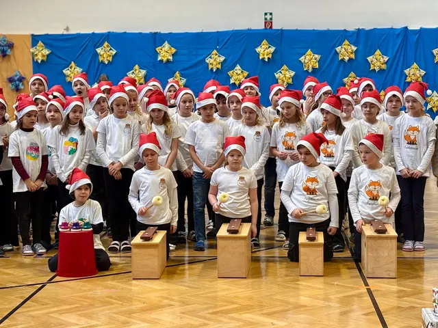 Die Adventfeier der Volksschule Horn begann gleich ganz feierlich mit dem Lied „Zeit für Ruhe, Zeit für Stille“.