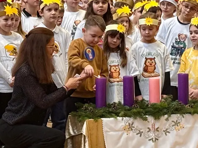 Alle Kinder sangen gemeinsam und zauberten sofort eine festliche Stimmung in die Sporthalle.