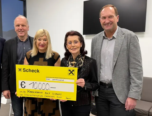 Hannes Fender, Andrea Derfeser, Ingrid Schlierenzauer und Ernst Derfeser bei der Spendenübergabe an die Kinderhilfe des Bezirkes Schwaz.  | Foto: privat