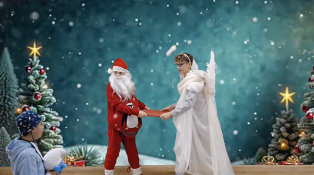 Der Weihnachtsmann und das Christkind bekamen von den Mittelschülerinnen und Mittelschülern von Gnas neue Rollen zugeschrieben. | Foto: Mittelschule Gnas/BIZ