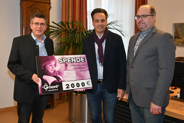 Bürgermeister Peter Eisenschenk, Geschäftsführer Josef Gnant und Bernhard Fidi (Assistenz der Geschäftsführung) bei der Spendenübergabe an den Verein „Schau hin!“. | Foto: Stadtgemeinde Tulln