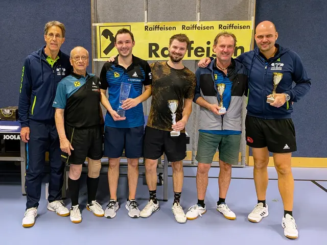 Die Sieger der Vereinsklasse mit TTV-Obmann Gernot Schwaiger (li.) und dem ältesten Teilnehmer Herbert Palus (82 Jahre)