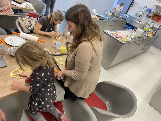 Der Verein Große Schützen Kleine gibt Tipps, wie beim Backen mit Kleinkindern keine Unfälle passieren.  | Foto: AK Stmk