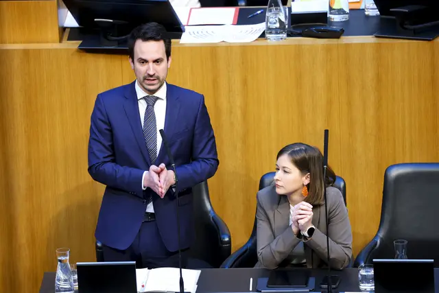 Bildungsminister Christoph Wiederkehr (Neos) bezeichnete die Reformen in seinem Ressort als langfristige Investition. Er nannte unter anderem das Handyverbot an Schulen und die Ausweitung der Deutschförderung. | Foto: APA-Images / APA / TOBIAS STEINMAURER