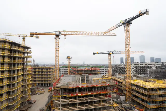 Der EU-Kommissar machte sich gemeinsam mit Stadtchef Ludwig einen eigenen Eindruck vom Wohnbauprojekt "Village" in der Landstraße, welches ein zuhause für mehr als 4.000 Bewohnerinnen und Bewohner bieten soll. | Foto: Valentina Marinelić/MeinBezirk