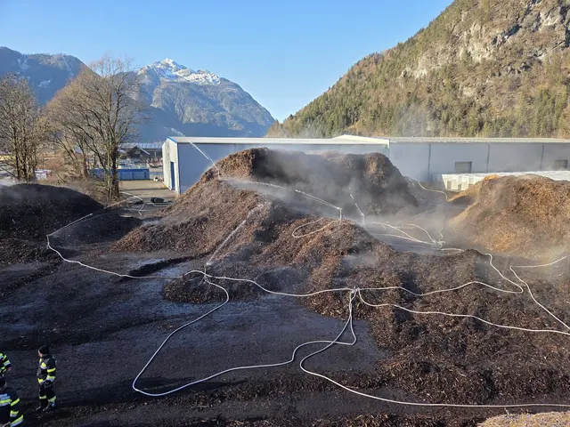 Der großvolumige Hackschnitzelhaufen wird kontinuierlich zerteilt und abgelöscht. | Foto: Freiwillige Feuerwehr Oberdrauburg