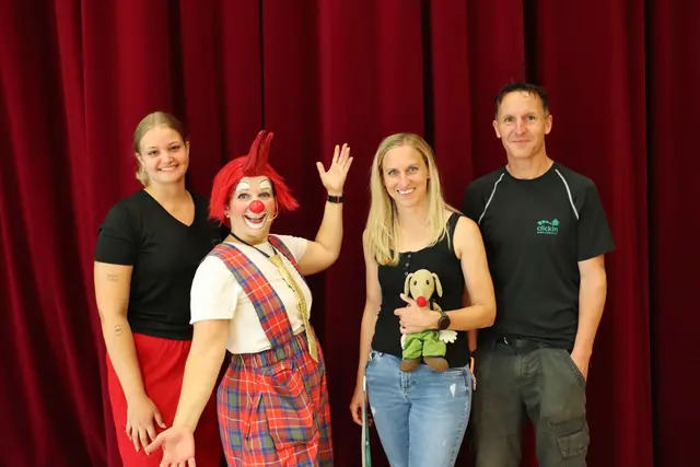 Die Sozialpädagogen Fanny Puchtler, Viktoria Heher und Helmar Haas vom ClickIn mit Clownin Popolina, die im Juli Gast in Gratwein-Straßengel war.  | Foto: Edith Ertl