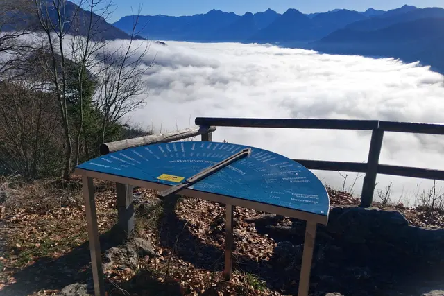 ....Blick vom Plombergstein und die noch dichte
 Nebeldecke über dem Wolfgangsee.