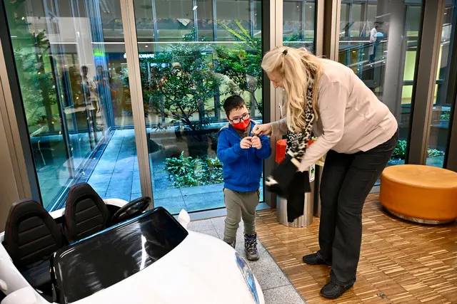 "Schlüsselübergabe" durch Lions Maximilan-Präsidentin Elisabeth Bacher-Bracke.