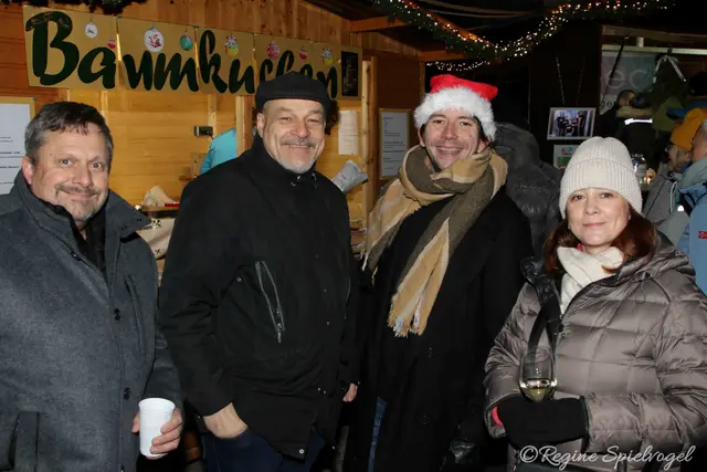 GR Günther Fux, Roland Prohaska, Christian Kopfelsberger und Monika Prohaska machten sich am Pressbaumer Adventmarkt einen gemütlichen Abend
