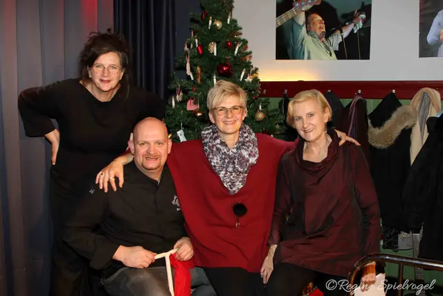 Chorleiterin Brigitte Wagner, Küchenchef Roland Mayer, Marion Strausky und Ilse Zimmer-Roth sorgten unter anderen für einen weihnachtlich stimmungsvollen Nachmittag im Bühnenwirtshaus.