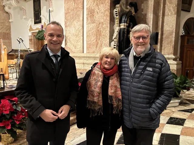 Engagement aus Wirtschaft und Gesellschaft: Uniqa Tirol-Geschäftsführer Michael Zentner sowie Wolfi und Edith Nairz beim Benefizkonzert. | Foto: MeinBezirk/René Rebeiz