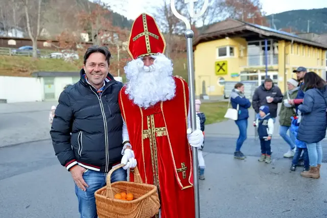 Vorweihnachtliche Stimmung beim Schmankerlmarkt am St. Urbaner Dorfplatz. | Foto: Gemeinde St. Urban
