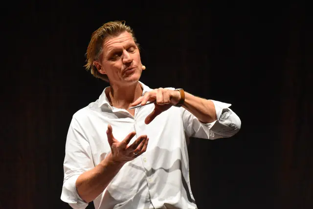 Gery Seidl sinnierte im Weihnachtskabarett "Aufputzt is" über viele "Ws", die das Leben so mit sich bringt. | Foto: MeinBezirk/Michael Strini