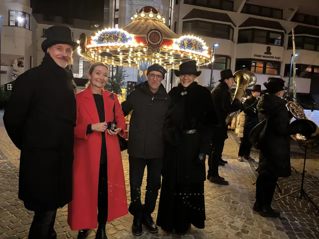 Auf der Bühne überraschten bei jeder Aufführung andere Totengräber: Am 14.12. waren Toni Innauer und Sybille Brunner (im Bild mit Marc und Claudia Hess) mit augenzwinkernden Dialogen dran: Der Skispringer muss beim Blick auf den Friedhof immer ans Hupfen denken, und die ORF-Moderatorin zweifelt an der Wahrheit der Meldungen in "Tirol Heute". 