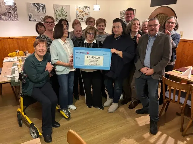 Scheckübergabe der Quilt-Runde an den Schwarzataler Social Club. | Foto: privat