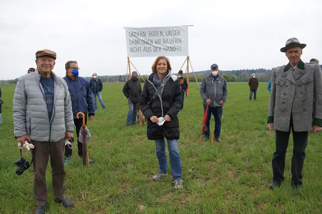 Die Trassengegnerinnen und -gegner werden den positiven UVP-Bescheid in Wien bekämpfen. | Foto: Almer