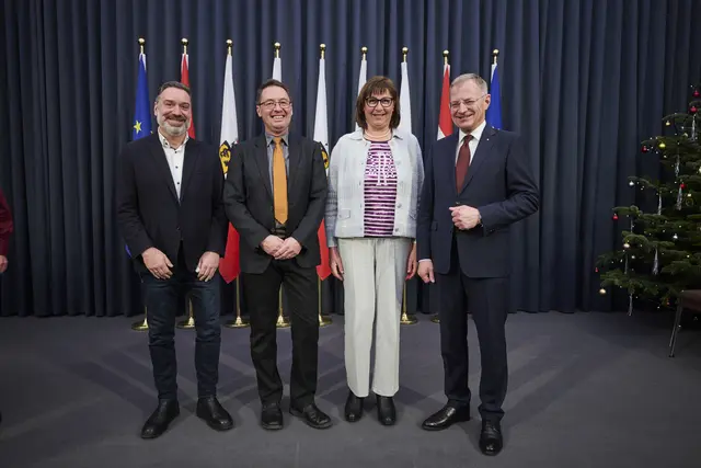Margarita Schöfl und Eckhart Herbe mit Landeshauptmann Thomas Stelzer und Bürgermeister Andreas Derntl. | Foto: Land OÖ/Peter Mayr