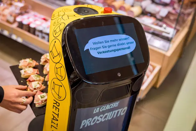 Der Einsatz eines Service-Roboters in einer realen Supermarktumgebung wurde im Dezember im Rahmen eines Forschungsprojekts evaluiert. | Foto:  FH Salzburg/wildbild